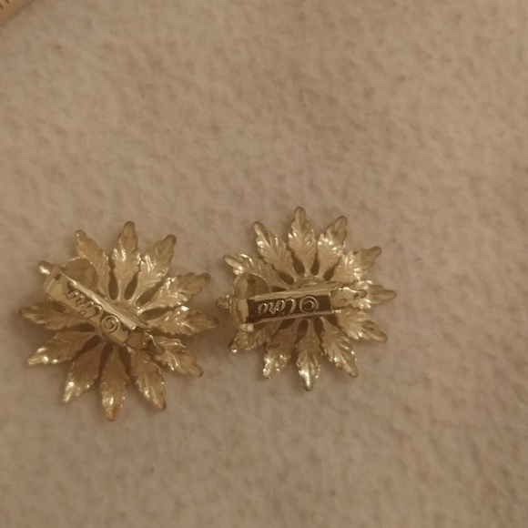 Vintage gold tone coro flower leaf crystal earring - Picture 4 of 6